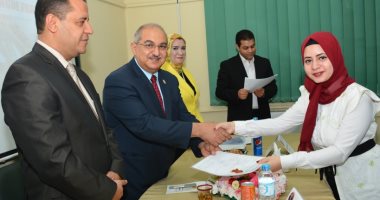 رئيس جامعة أسيوط يشارك الطلاب إحتفالهم بحصولهم على شهادة الديلف الدولية