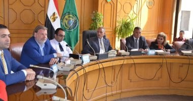 محافظ الإسماعيلية يسلم شهادات خريجى الدورة التدريبية لبرنامج تنمية مهارات القيادة