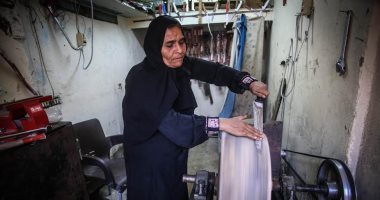 صورة اليوم.. المرأة والسكين.. أم سيد الجدعة فى مهنة للرجال فقط