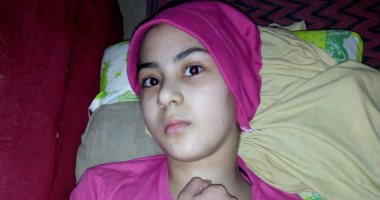 فيديو وصور.. أب طفلة مصابة بورم بالمخ يستغيث بوزيرة الصحة لتوفير سرير عناية مركزة 