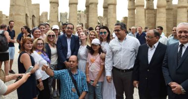 صور.. رئيس الوزراء يرحب بالسائحين فى معبد الأقصر: نتمنى لكم إقامة سعيدة