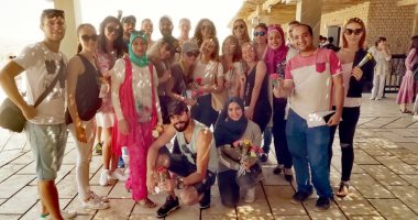 صور.. الجيزة تستقبل السائحين بالورود فى اليوم العالمى للسياحة