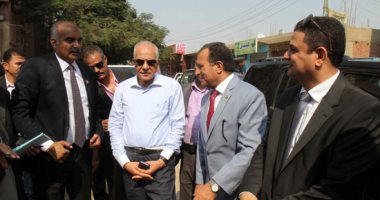 صور.. محافظ الجيزة يتفقد مشروعات الصرف الصحى بمركز ومدينة العياط