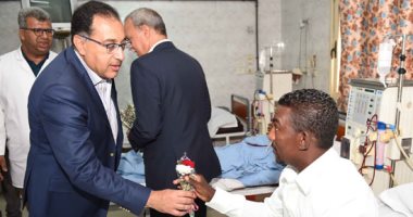 رئيس الوزراء يطمئن على المرضى بمستشفى قنا العام ويهديهم الورود