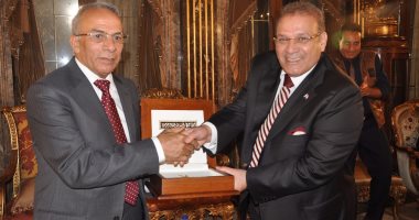 صور.. حسن راتب يُكرم محافظ شمال سيناء السابق الليلة فى صالون المحور الثقافى