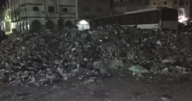قارئ يشكو تلال القمامة ومخلفات المبانى أعلى كوبرى عزبة النخل