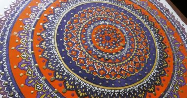 قارئة تبدع فى رسم اللوحات الفنية باستخدام ماندلا وألوان الخشب