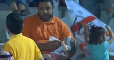 صور.. خالد جلال و"أب" زملكاوى يخطفان الأضواء فى مدرجات القادسية