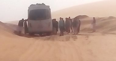 صور.. الغرود والكثبان الرملية تعزل قرى الثمانين بالوادى الجديد عن المحافظة 