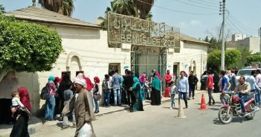 رواد حديقة الحيوان ببنى سويف يطالبون بتخصيص ساحة انتظار لهم بداخلها.. صور