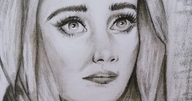 قارئة تبدع فى رسم اللوحات الفنية باستخدام الرصاص والفحم 