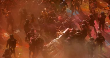 إصابة 14 شخصًا والقبض على 6 خلال اشتباكات بين الشرطة الكتالونية وانفصاليين