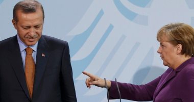ميركل تواجه القضاء بسبب قصيدة ساخرة من أردوغان