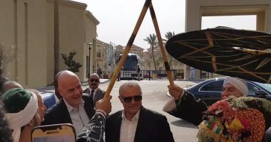 صور.. أبو ريدة وبريزنتيشن يستقبلان رئيس فيفا بالطبل والمزمار البلدى