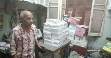 صور.. صاحب أقدم ورشة أحذية ببنها: الآلات الحديثة تهدد حياة الإسكافية