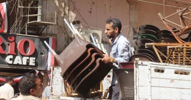 رئيس حى المطرية يرفع إشغالات مجمع مدارس عمر المختار
