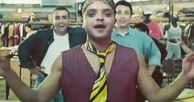 الوكالة استايل وعبده الحلاق.. هكذا سخر هنيدى من لوك صعيدى فى الجامعة