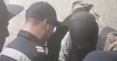 صور.. الحماية المدنية تنقذ 3 أشخاص عالقين داخل مصعد عقار بمدينة نصر