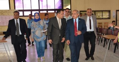 رئيس جامعة أسيوط فى جولة تفقدية لاختبارات فيروس " سى " على الطلاب الجدد