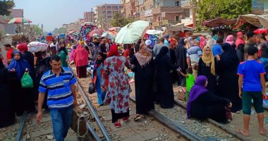 صور.. الإشغالات تغلق شوارع ومزلقان شبين القناطر.. والأهالى: مش عارفين نمشى