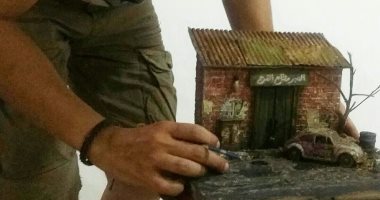 رسم ولعب ونحت.. "مصطفى" يحول المعلبات والسلوك لقطع فنية