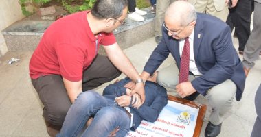 رئيس جامعة أسيوط يوقع الكشف الطبى على طالب سقط من الدور الثالث من المبنى الإدارى للجامعة