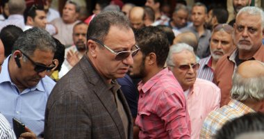 الخطيب وحسن حمدى وطاهر أبو زيد ونجوم الكرة فى جنازة صفوت عبد الحليم