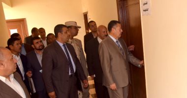 صور.. محافظ بنى سويف يضبط موظفين بوحدة بياض العرب يرتدون الجلابية