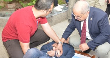 رئيس جامعة أسيوط يطمئن على الحالة الصحية لطالب سقط من الطابق الثالث 