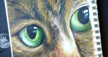 "أميرة" تبدع فى رسم اللوحات الفنية باستخدام الرصاص والفحم 