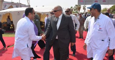 صور.. محافظ الوادى الجديد يتفقد أعمال القافلة الطبية المجانية