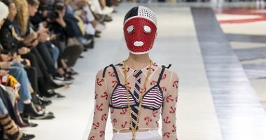 للـ show فقط.."البكينى" فوق الملابس.. والأكمام للأرض بعرض Thom Browne فى باريس