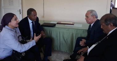 محافظ الأقصر ومسئول برنامج الأغذية العالمى يزوران "التعاون الزراعى" بالزناقطة