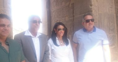 وزيرا السياحة والآثار يلتقطان صورا تذكارية مع السائحين وخفراء معابد فيلة