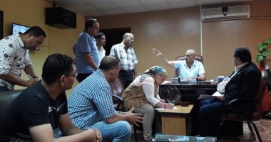 النائب محمد العقاد يبحث مع رئيس حى مصر القديمة حصر المناطق العشوائية.. صور