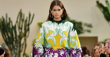 شاهد.. كايا جربر خاطفة للأنظار بعرض أزياء Valentino 