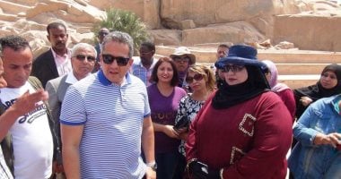 صور.. وزيرا الآثار والسياحة يلتقيان بأثريين وسائحين بالمسلة الناقصة فى أسوان