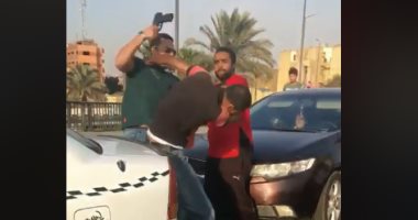 فيديو.. قائد سيارة ملاكى يضرب سائق تاكسى بـ"كعب مسدسه" بعد خلاف بينهما
