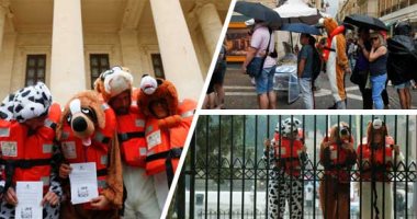 صور.. نشطاء يعلنون التحدى أمام الحكومات الأوروبية المناوئة للمهاجرين بأزياء يتشبهون فيها بالكلاب.. كلب أنقذته السفينة "أكواريوس" يلهم المتظاهرين أمام محكمة فى مالطا..ورئيس الوزراء يؤكد اهتمامه بإنقاذ كل الأرواح