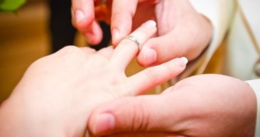 بلاش بهرجة.. استايلست هتقولك تلبسى إيه فى الخطوبة لو على الضيق
