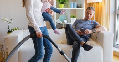 أحدث مهنة.. سيدة تطلب مساعد لتدريب زوجها وأبنائها على الأعمال المنزلية