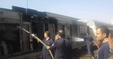 صور.. نشوب حريق بقطار داخل محطة أبو كبير فى الشرقية