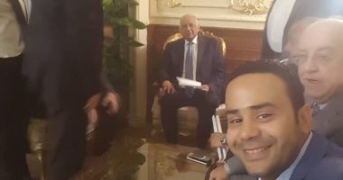 سيلفى الدور الرابع.. محمود بدر يلتقط صورة مع الدكتور على عبد العال
