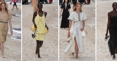 صور.. عارضات "Chanel" حافيات على الرمال خلال عرض بأجواء صيفية مذهلة