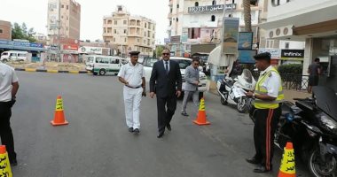صور.. الأهالى يقدمون الشكر لمدير أمن البحر الأحمر بعد إزالة حواجز المديرية