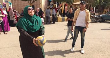 صور.. عميد تربية نوعية المنوفية ووكيل الكلية يلعبون الكرة الطائرة مع الطلاب