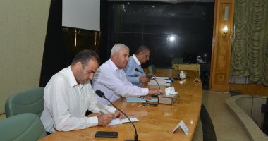 محافظ مطروح يوجه بمراجعة توزيع المدرسين لسد العجز ومحاسبة المقصرين