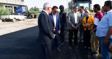 محافظ البحيرة يتفقد أعمال الرصف بطريق دمنهور - دسوق