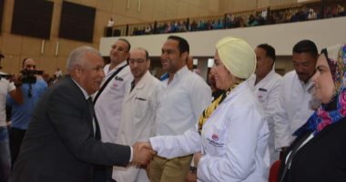 محافظ الوادى الجديد يكرم القافلة الطبية المجانية بعد انتهاء عملها بالخارجة 