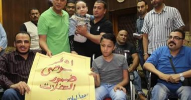 محافظ المنوفية يلتقى بعدد من ذوى الإعاقة ومرضى ضمور العضلات
